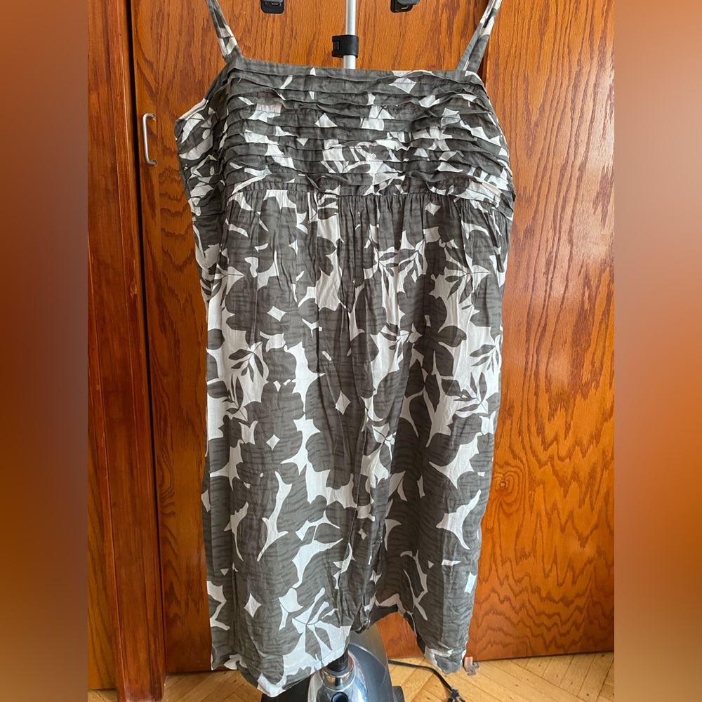 Old Navy Cream and Gray Skirt